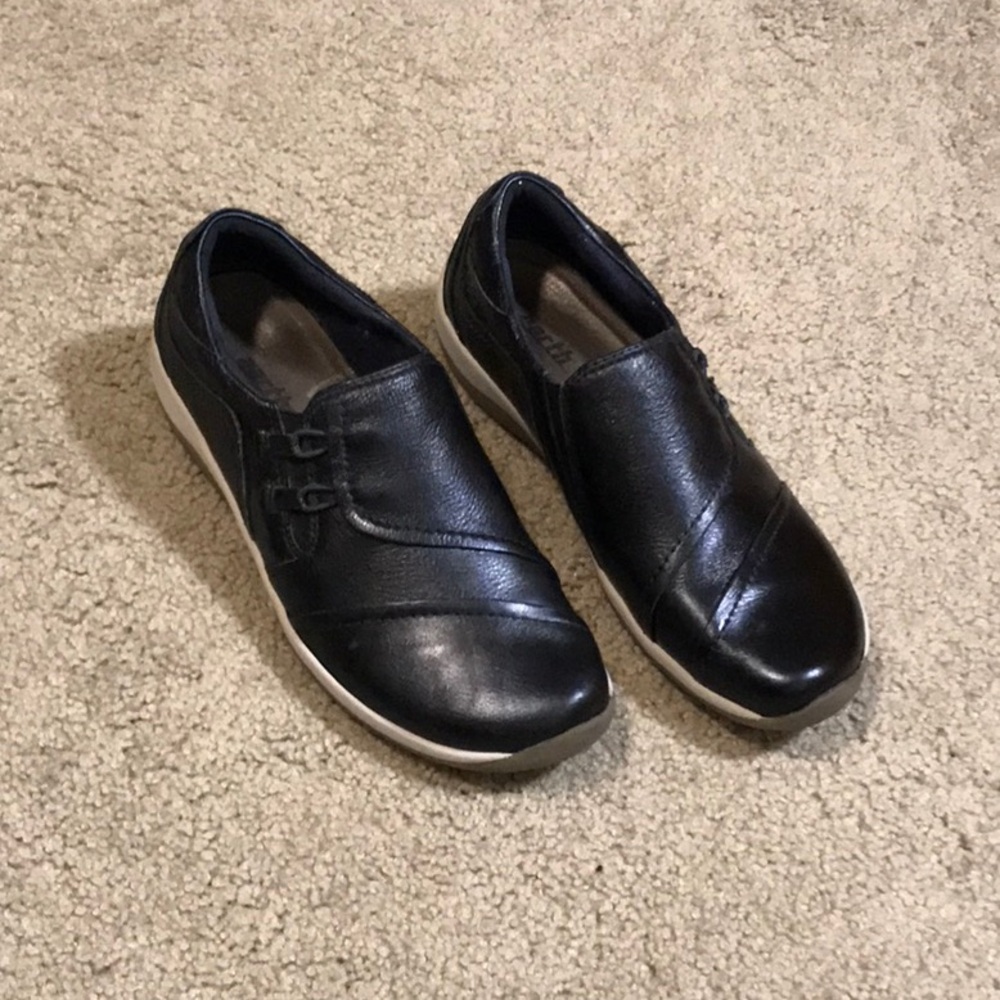 Preowned women’s slip on navy leather EARTH shoes - Navy - 9